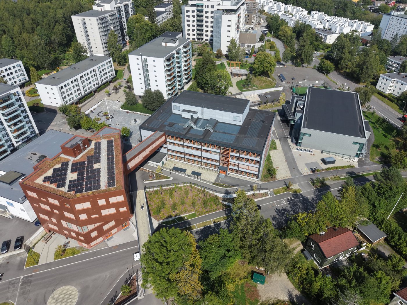 Hovseter skole med nytt skolebygg, idrettshall og uteområde sett fra luften