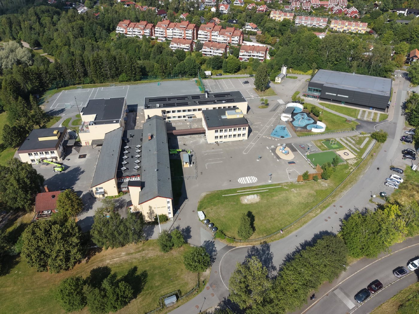Voksen skole og uteområdene sett fra luften