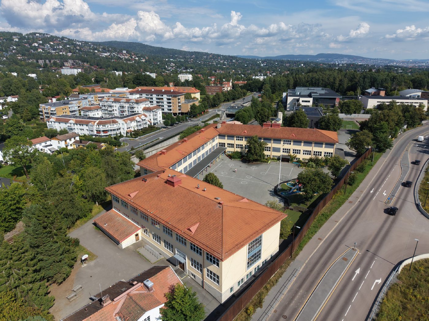 Huseby skole og skolegården sett fra luften